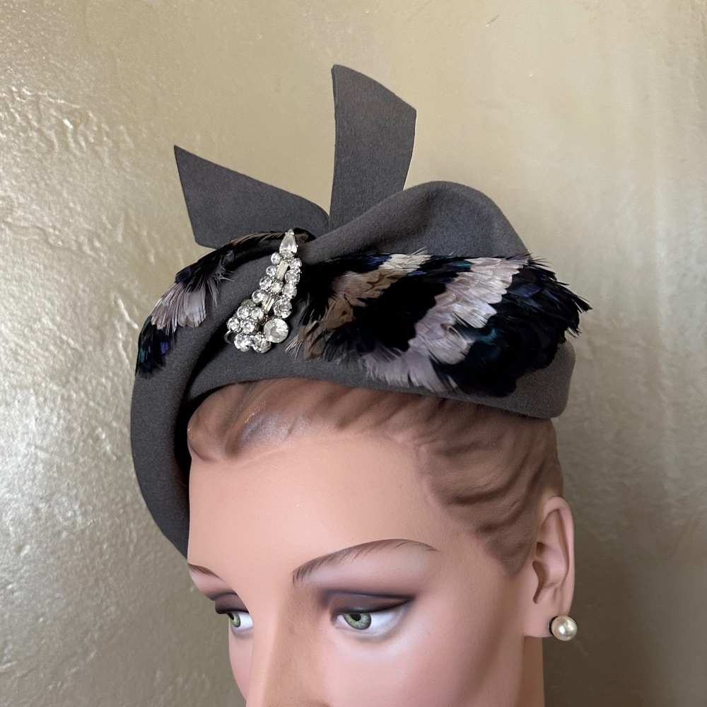 OPULENT 1950s' GRAY FELT COCKTAIL HAT + RHINESTONE BROOCH + IRIDESCENT FEATHERS - Picture 3 of 11